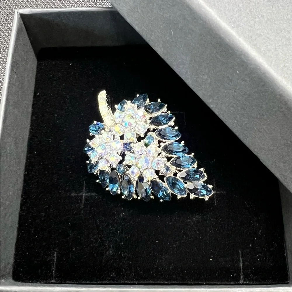 Magnificent!! Trifari brooch Leaf Blue Rhinestone baguette Silver Tone Vtg 50s - Picture 11 of 13